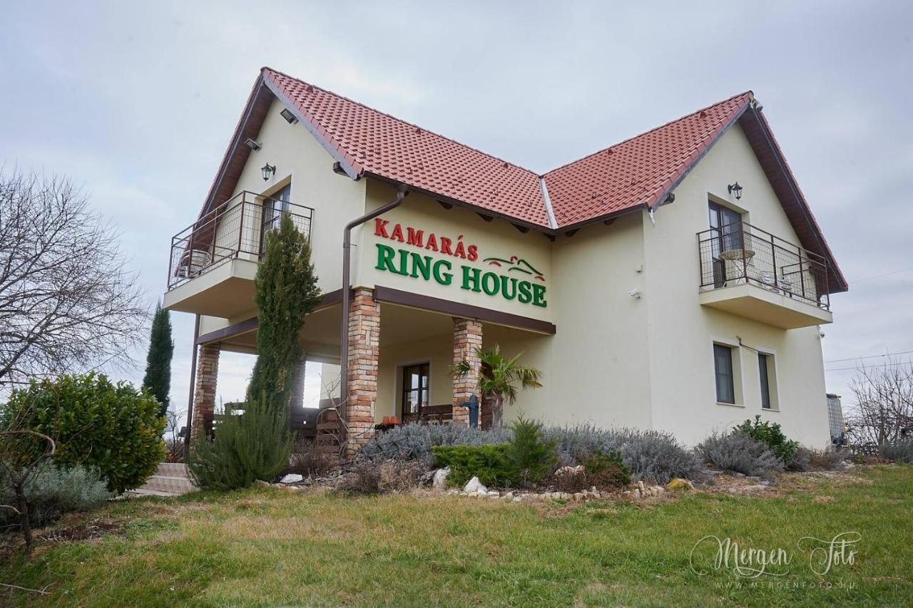 Kamarás Ring House Acomodação com café da manhã Mogyoród Exterior foto