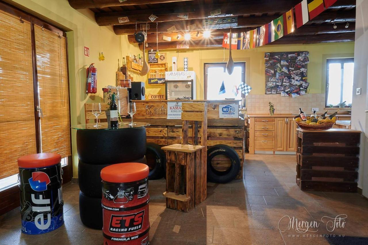 Kamarás Ring House Acomodação com café da manhã Mogyoród Exterior foto