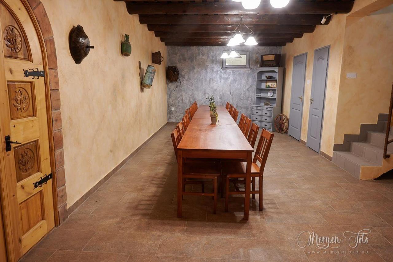 Kamarás Ring House Acomodação com café da manhã Mogyoród Exterior foto
