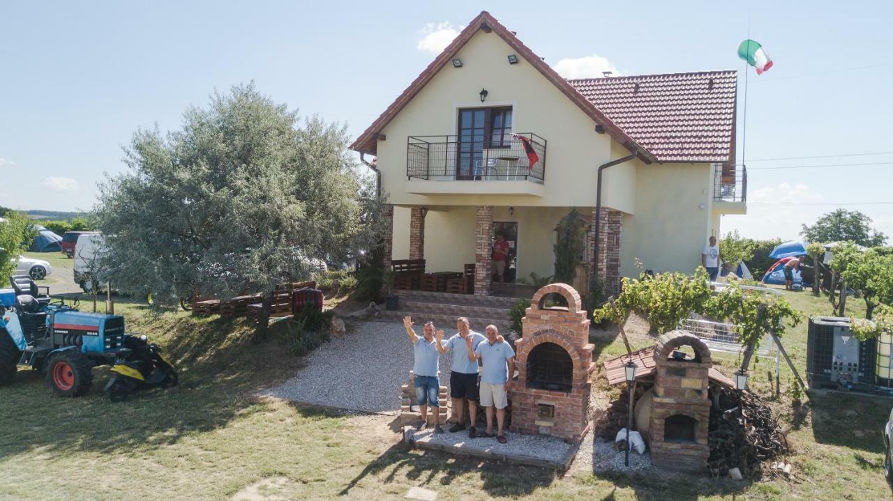 Kamarás Ring House Acomodação com café da manhã Mogyoród Exterior foto