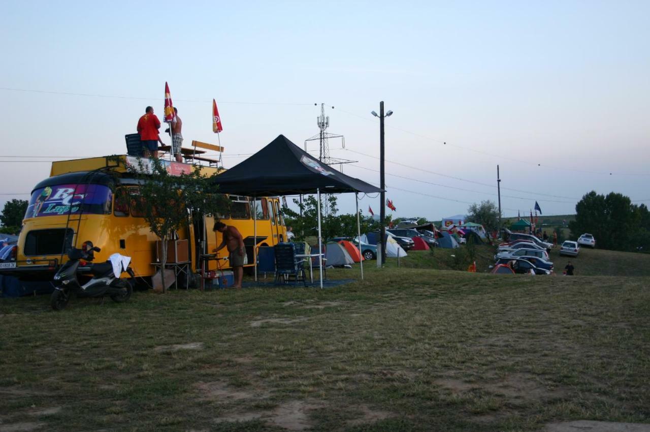 Kamarás Ring House Acomodação com café da manhã Mogyoród Exterior foto